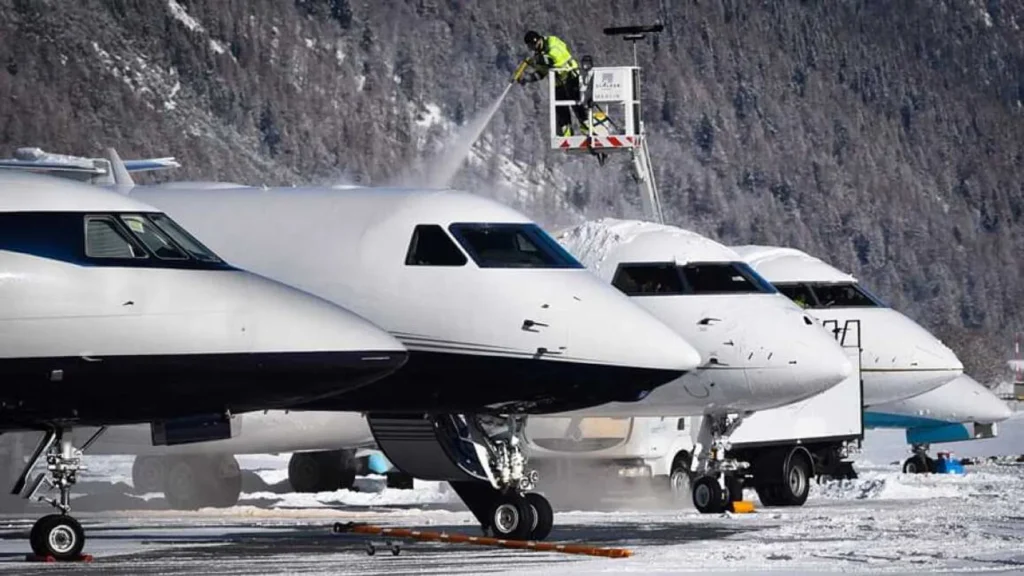 What does the price of a private jet flight usually include?